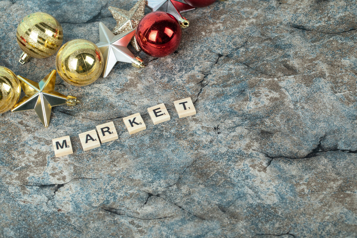 工艺用黑色字母写在木制骰子上 周围有圣诞装饰高质量的照片闪光内容新年