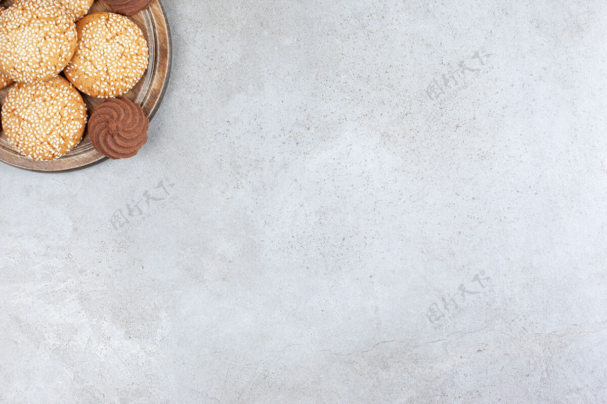 曲奇饼干整齐地堆放在大理石背景的木板上高质量的照片手工制作面包房零食