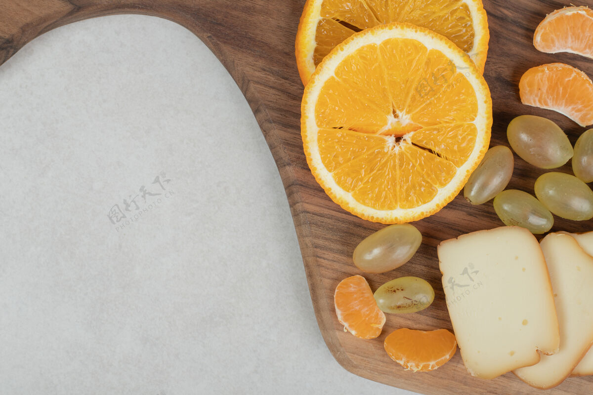 成熟在木板上放葡萄 橘子 橘子和奶酪美味切片有机