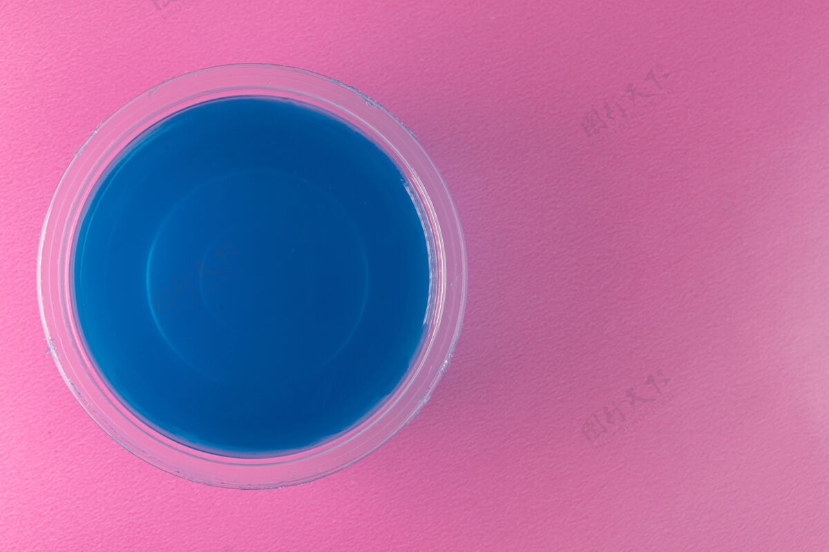容器粉色表面涂上蓝色明胶经典不健康美食
