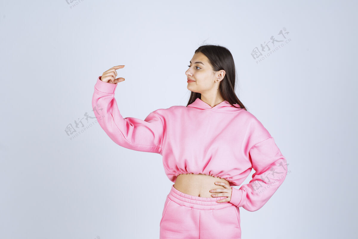 身高穿着粉色睡衣的女孩展示了一款产品的量装备成人测量