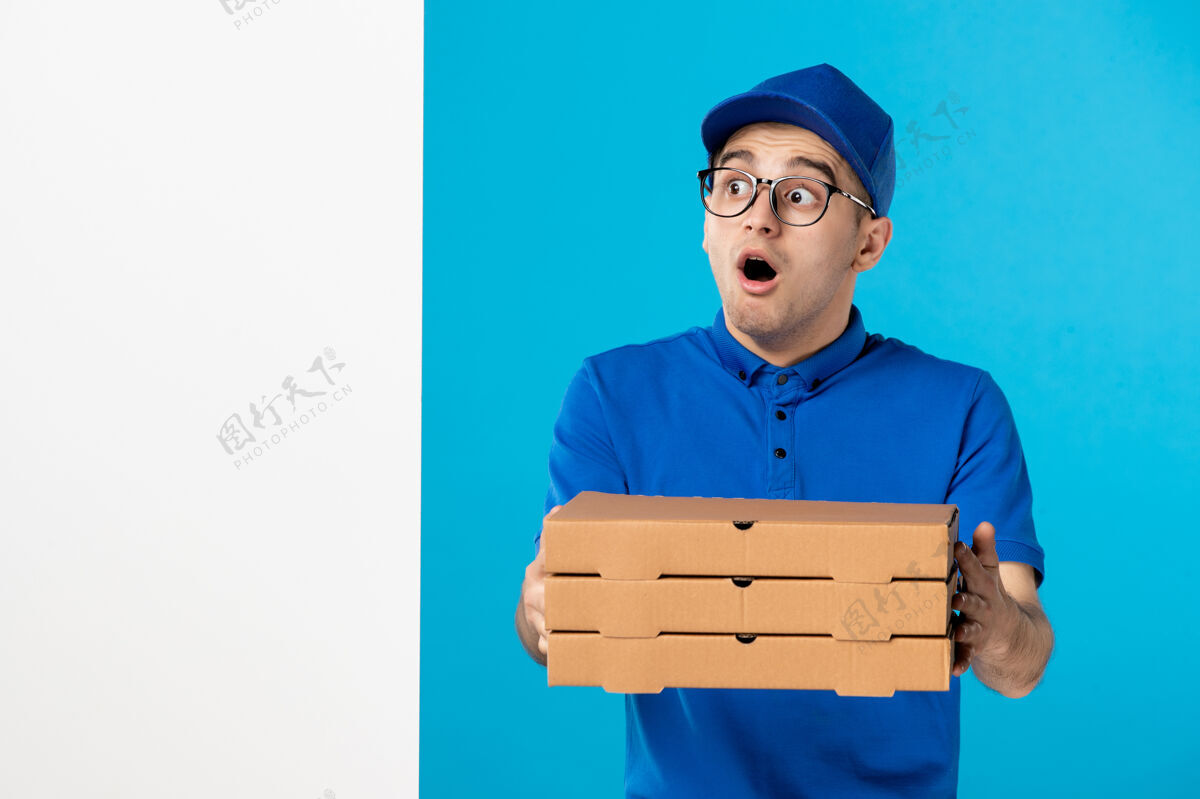 服务正面是男性快递员 蓝色的比萨饼盒人人集装箱