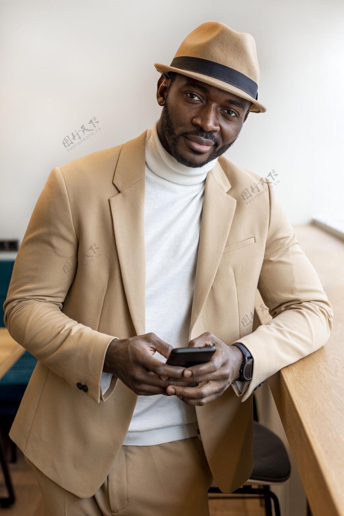 男士穿着米色西装的现代非洲裔美国人手机休闲垂直