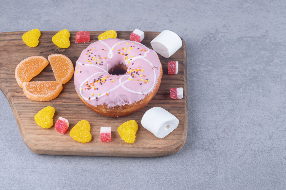 甜点棉花糖 蜜饯和甜甜圈放在大理石表面的木板上美味棉花糖果酱