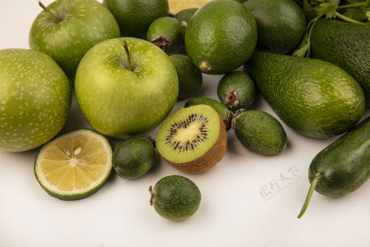 鳄梨新鲜可口的水果 如苹果 鳄梨 酸橙 在白色背景上孤立的俯视图新鲜肥肉白色