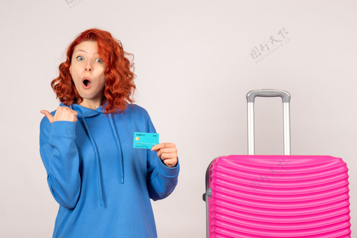 粉色正面是带着银行卡和粉色包的女游客年轻航程购物