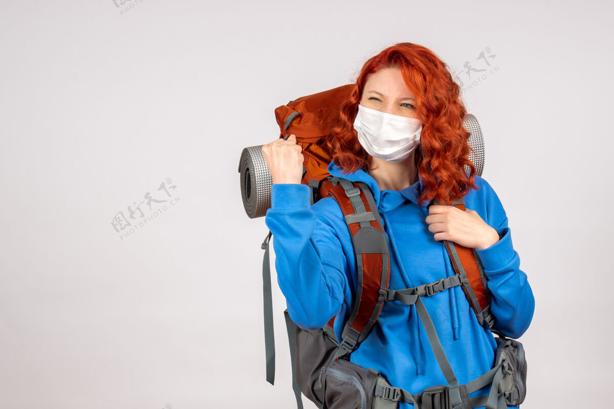 背包正面图戴面具的女游客带着她的背包微笑女人山