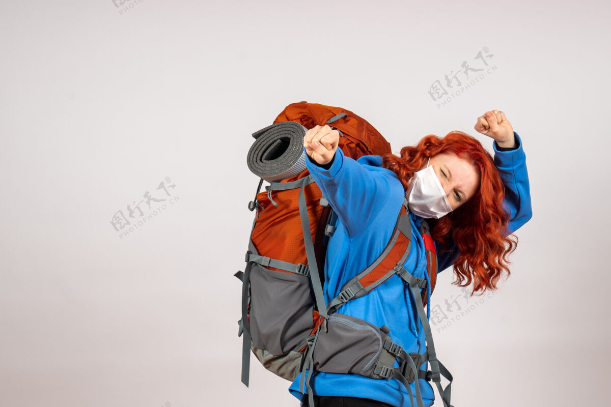 旅行女游客背着背包上山旅游女人成人新常态