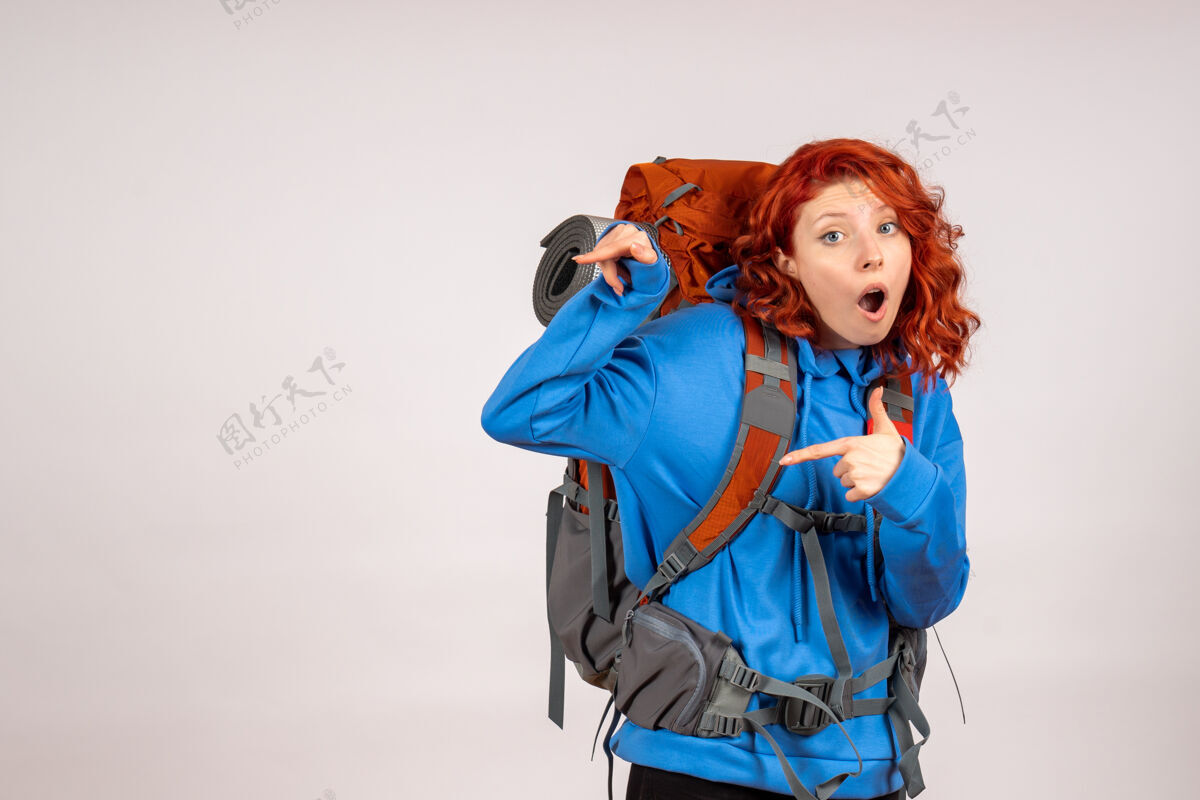 微笑女游客背着背包上山旅游远足快乐旅行