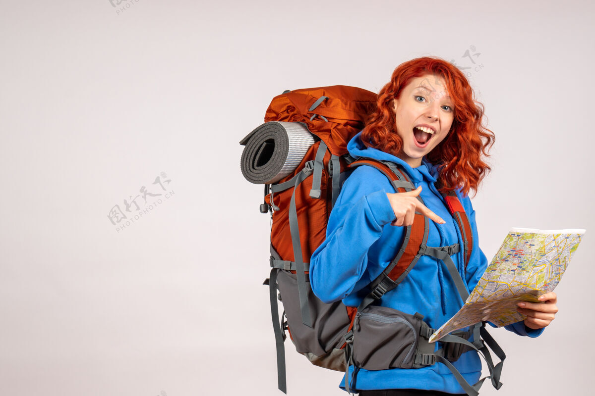 地图女游客带着背包和地图去山里旅游女游客肖像自然