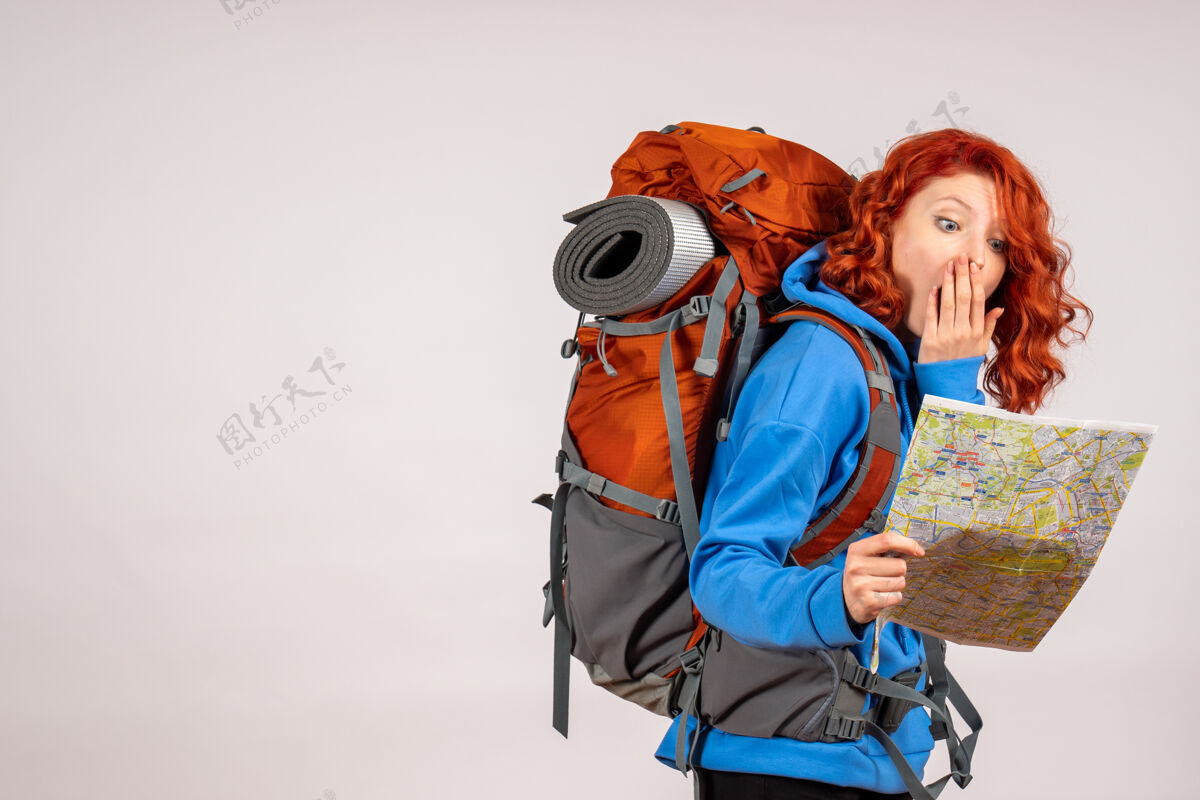 情感女游客带着背包和地图去山里旅游徒步旅行年轻肖像