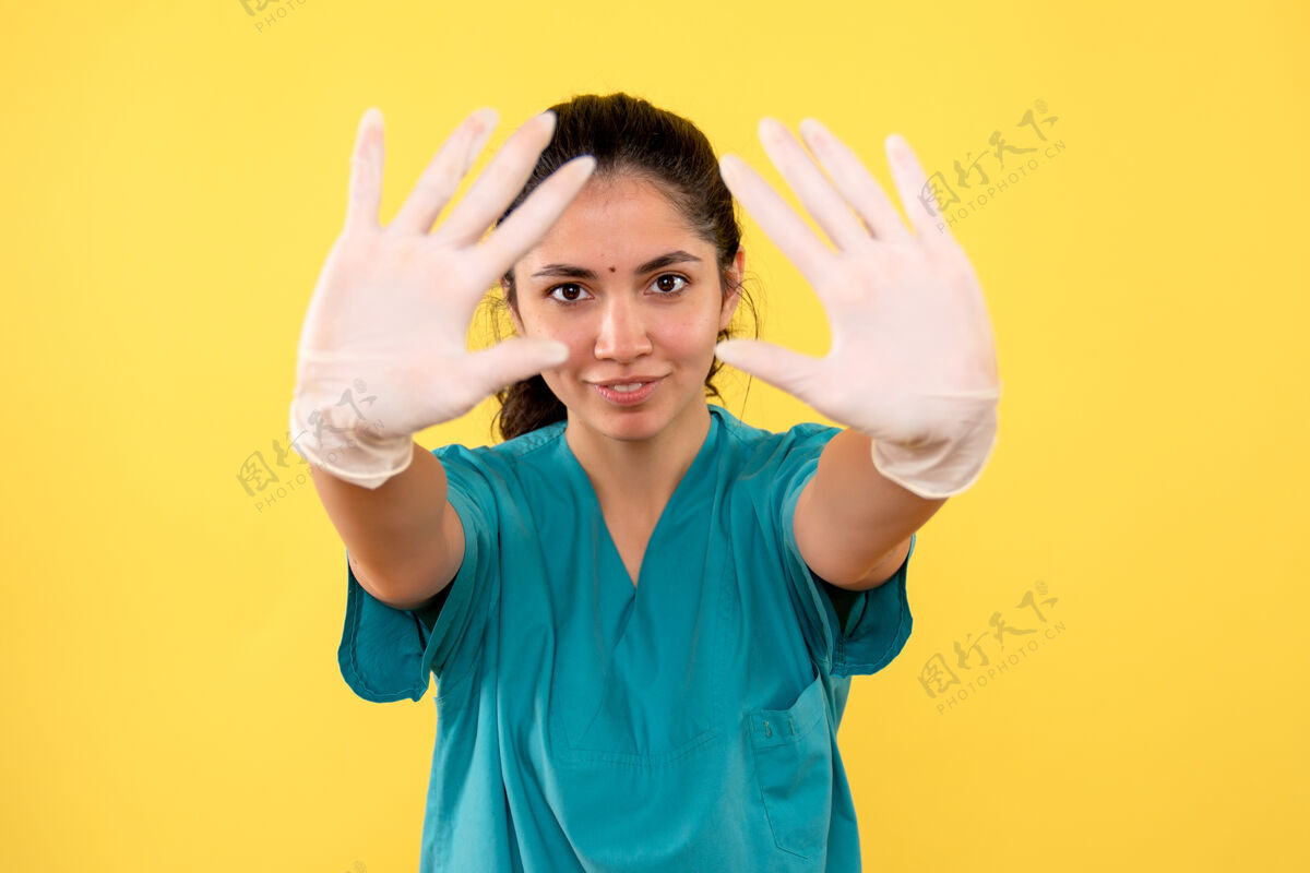 肖像正面图：女医生戴着乳胶手套 双手露在外面乳胶黄色成人