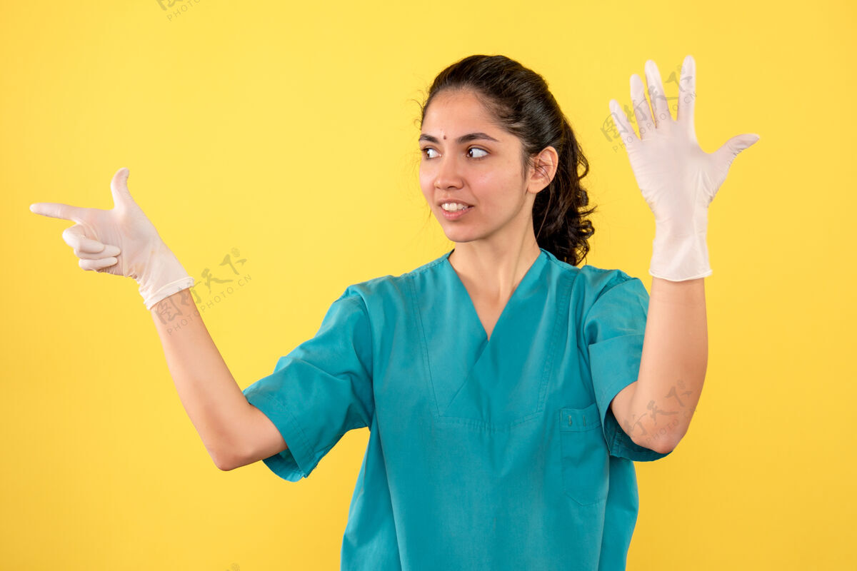乳胶正面图：戴着乳胶手套的女医生张开双手人家庭主妇年轻