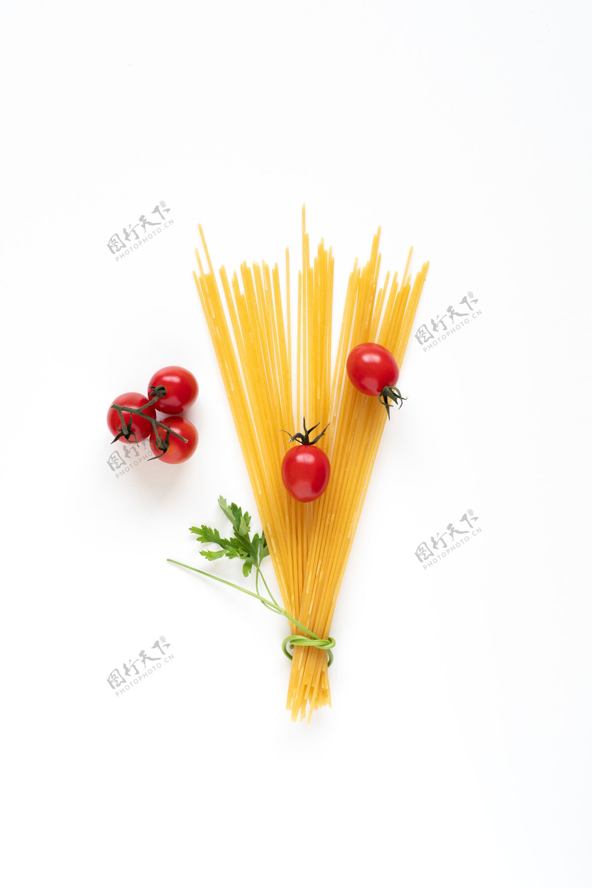 垂直平铺的生意大利面原料排列成一束在白色表面上番茄营养意大利