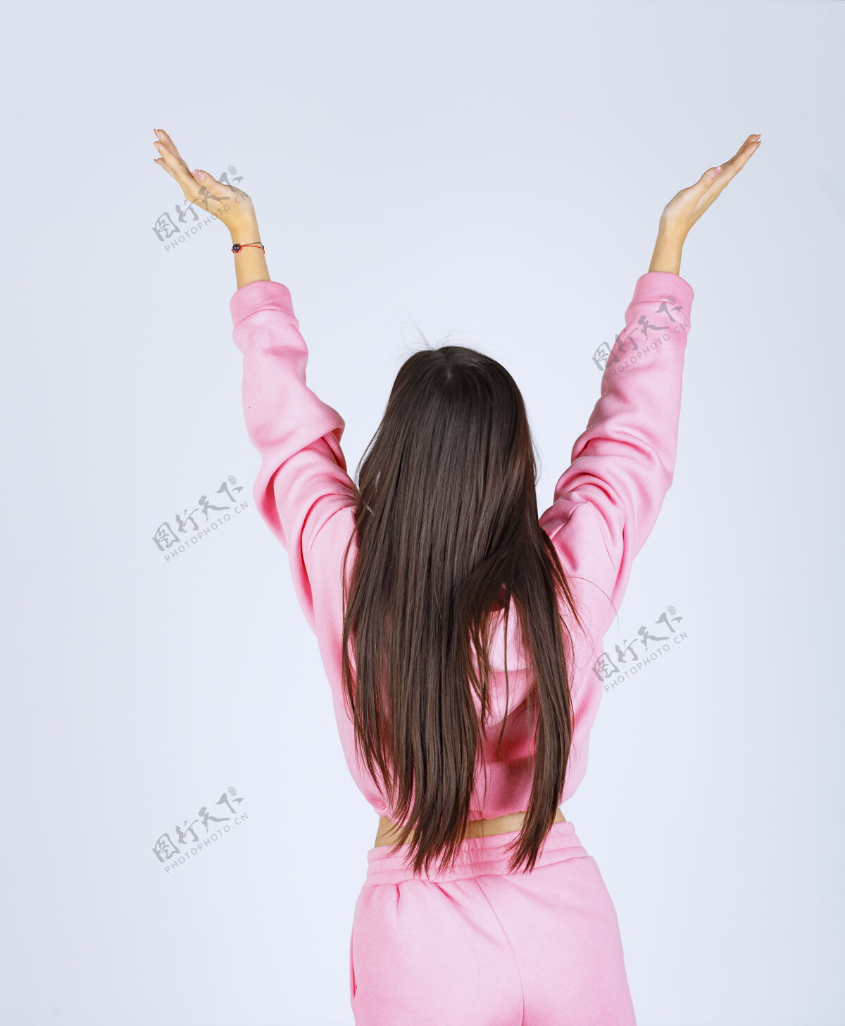 人穿着粉色睡衣的女孩摆出快乐诱人的姿势积极成人人类