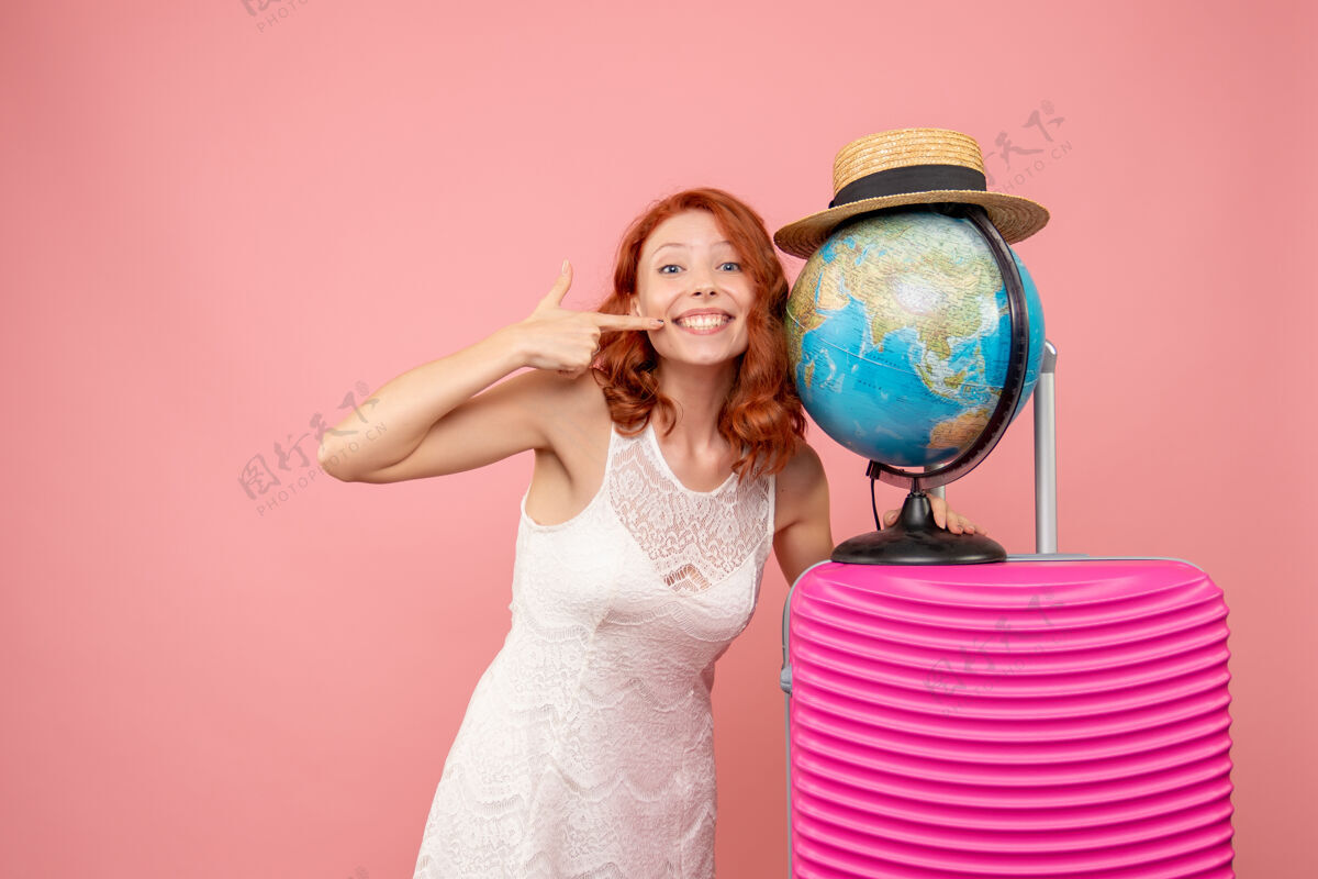 地球仪正面是带着粉色包的女游客地图女人假期