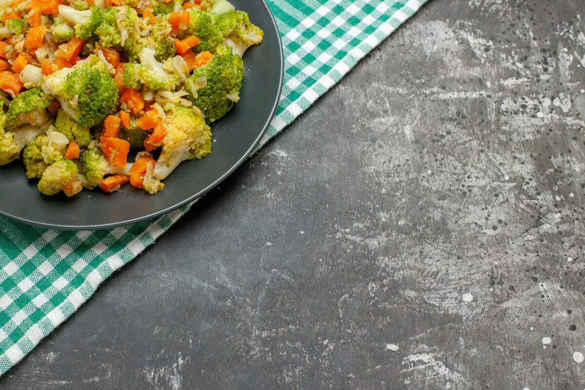 午餐半张健康蔬菜沙拉 放在灰色桌子上的绿毛巾上蔬菜沙拉一半