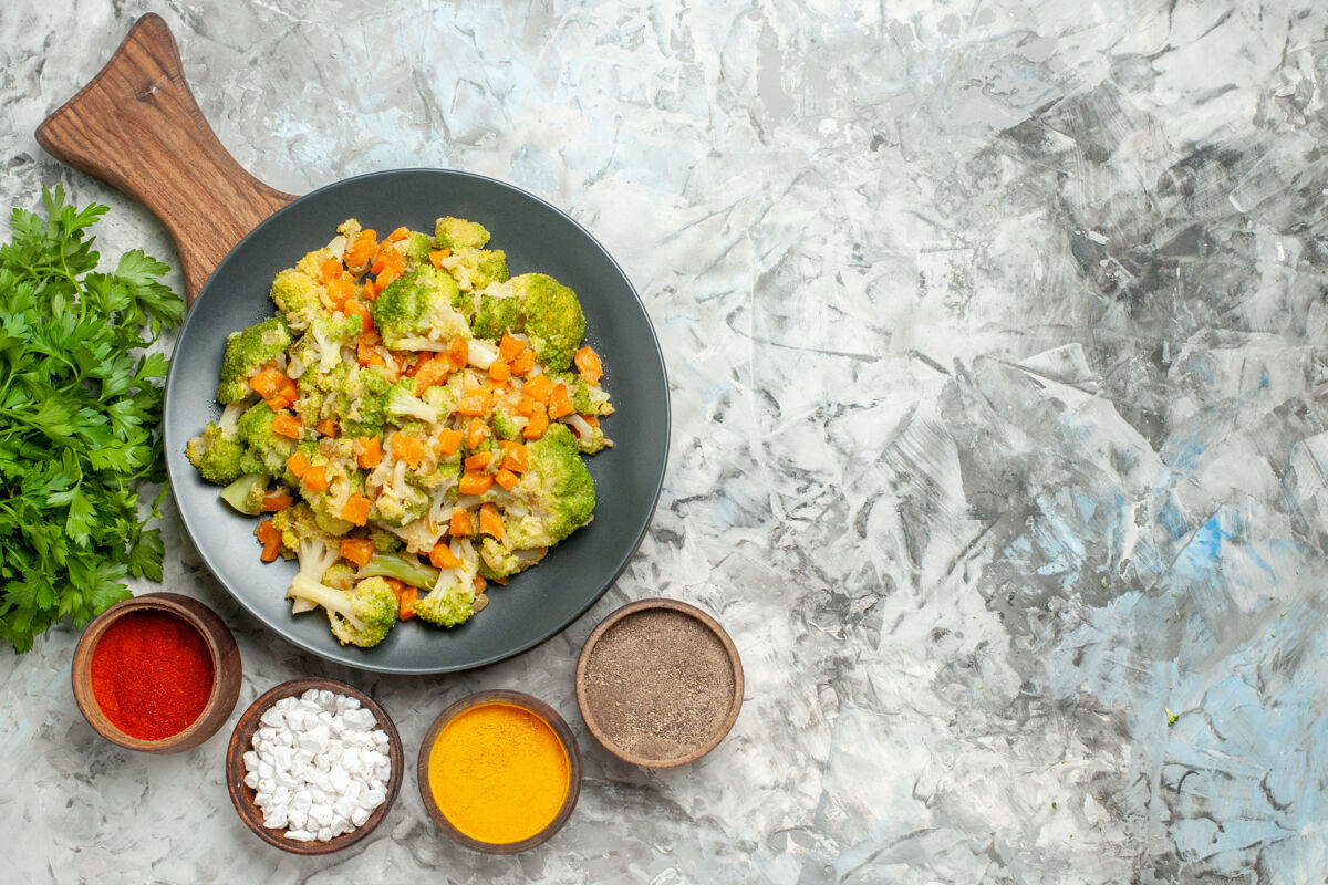 美食上图健康蔬菜沙拉不同的香料和西兰花放在白色的桌子上餐厅美食晚餐