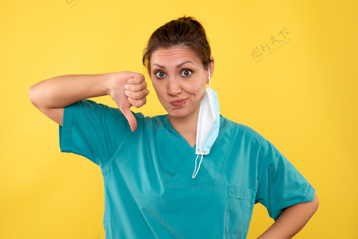 面具黄色背景上戴着面具的女医生护士女医生视图