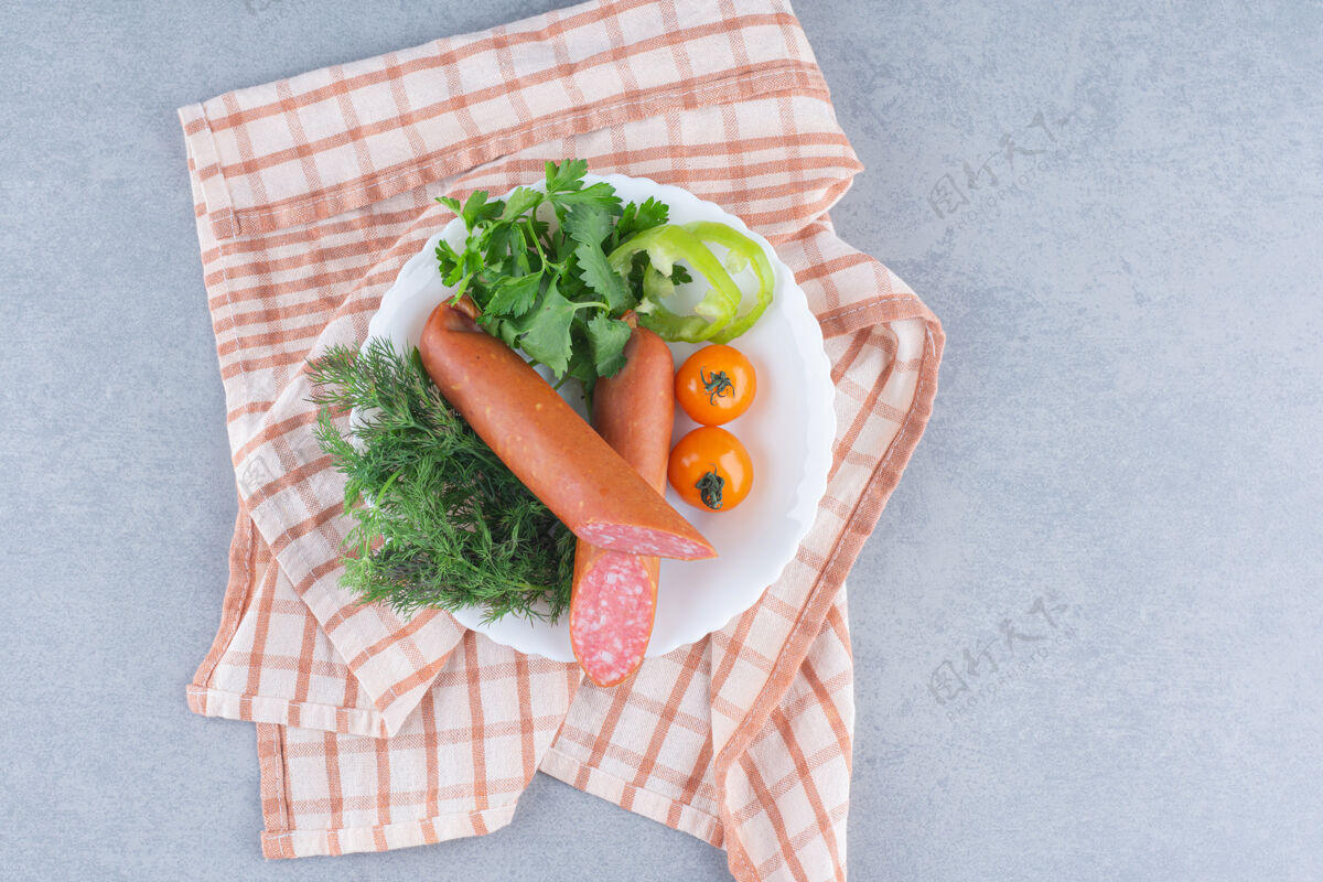 西红柿完美的午餐香肠 蔬菜和蔬菜白特写蔬菜
