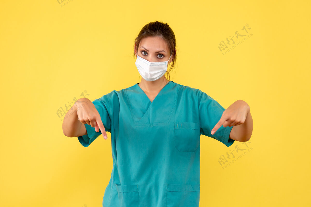人正面图黄色背景上穿着无菌口罩医用衬衫的女医生成人正面病毒