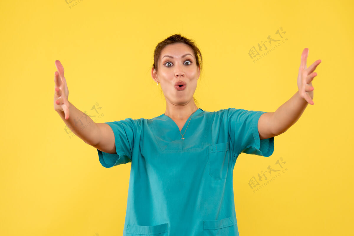 微笑前视图黄色背景上穿着医用衬衫的女医生肖像休闲成人