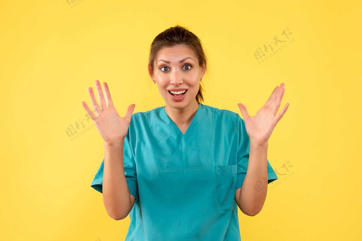 正面前视图黄色背景上穿着医用衬衫的女医生健康女医生护士