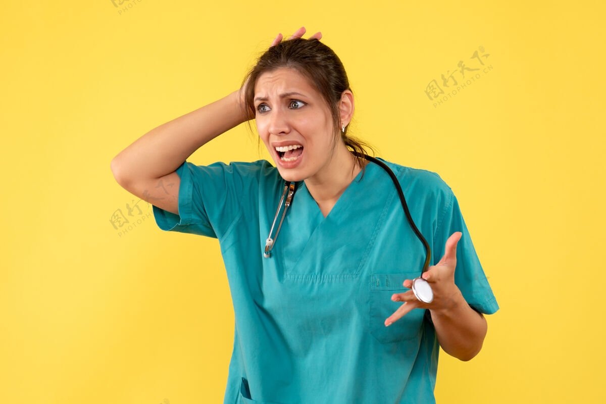 黄色前视图黄色背景上穿着医用衬衫的女医生病毒女医生健康