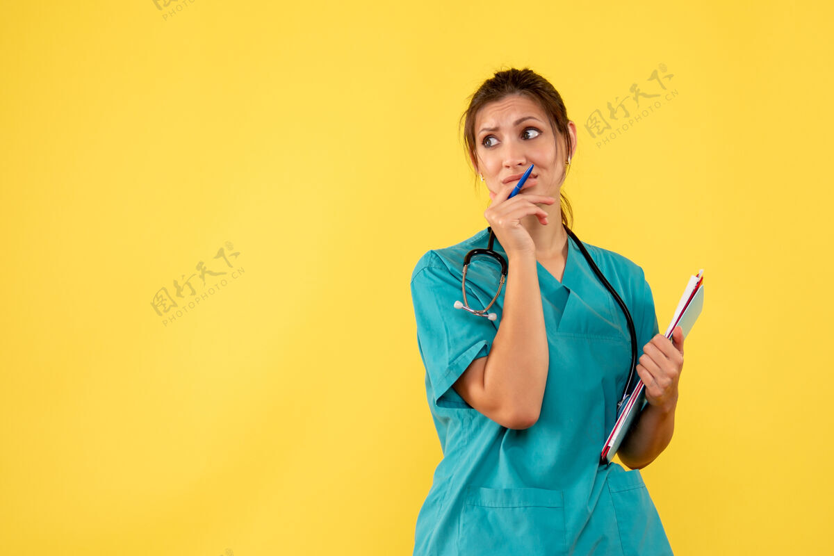 肖像正面图女医生穿着医用衬衫手持黄色办公桌病毒健康彩盒分析-情感医学院医疗正面黄色