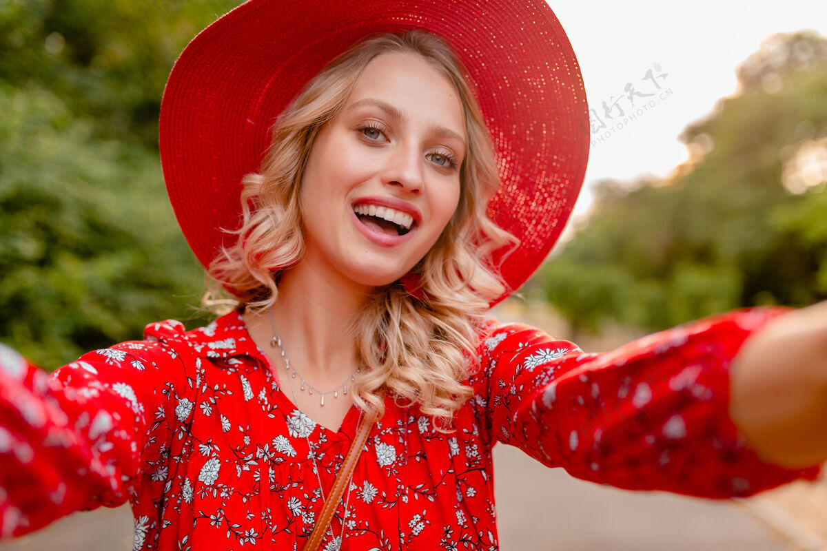 情感迷人的时尚金发微笑的女人在草帽和衬衫夏季时尚服装自拍女孩女人配饰