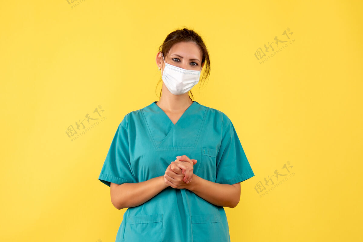 衬衫前视图黄色背景上穿着医用衬衫和面罩的女医生黄色女医生面具