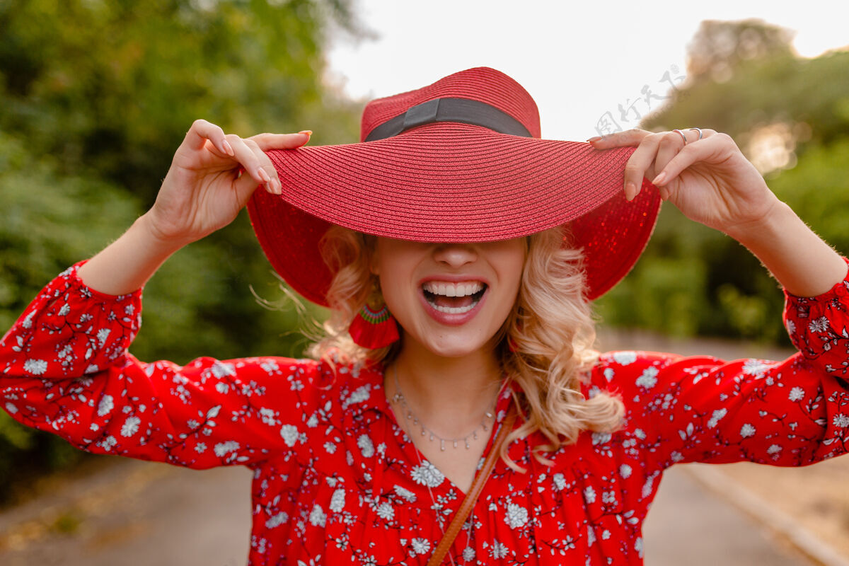 配饰迷人的时尚金发微笑的女人在稻草红帽子和衬衫夏季时尚装搞笑明亮金发女性