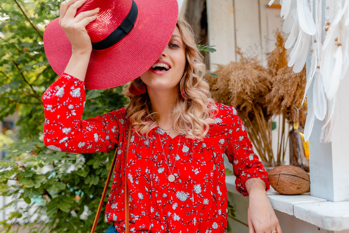 配饰漂亮迷人的时尚金发微笑的女人在草编红帽子和衬衫夏季时尚装咖啡厅女孩装束白色