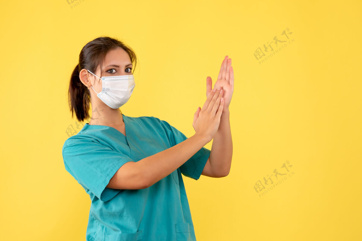 面具正面图黄色背景上穿着医用衬衫和面罩的女医生肖像视图女医生