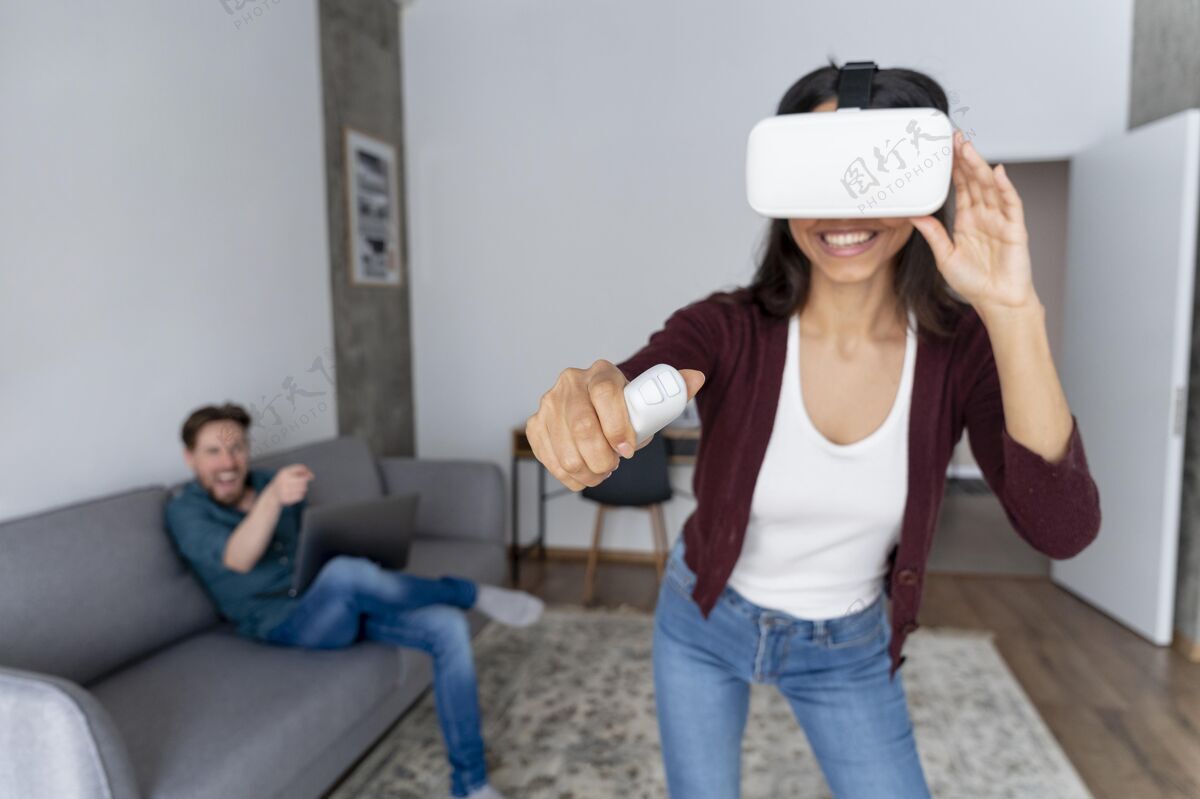 增强现实男人和笑脸女人在家里玩虚拟现实耳机虚拟现实虚拟现实眼镜虚拟现实耳机