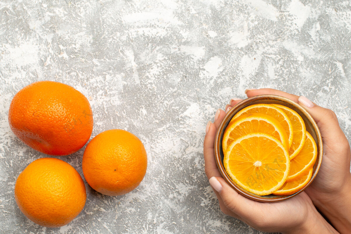 生的顶视图新鲜橙子切片和整个醇厚的水果上的白色背景柑橘异国情调的热带果汁柑橘热带甜橙
