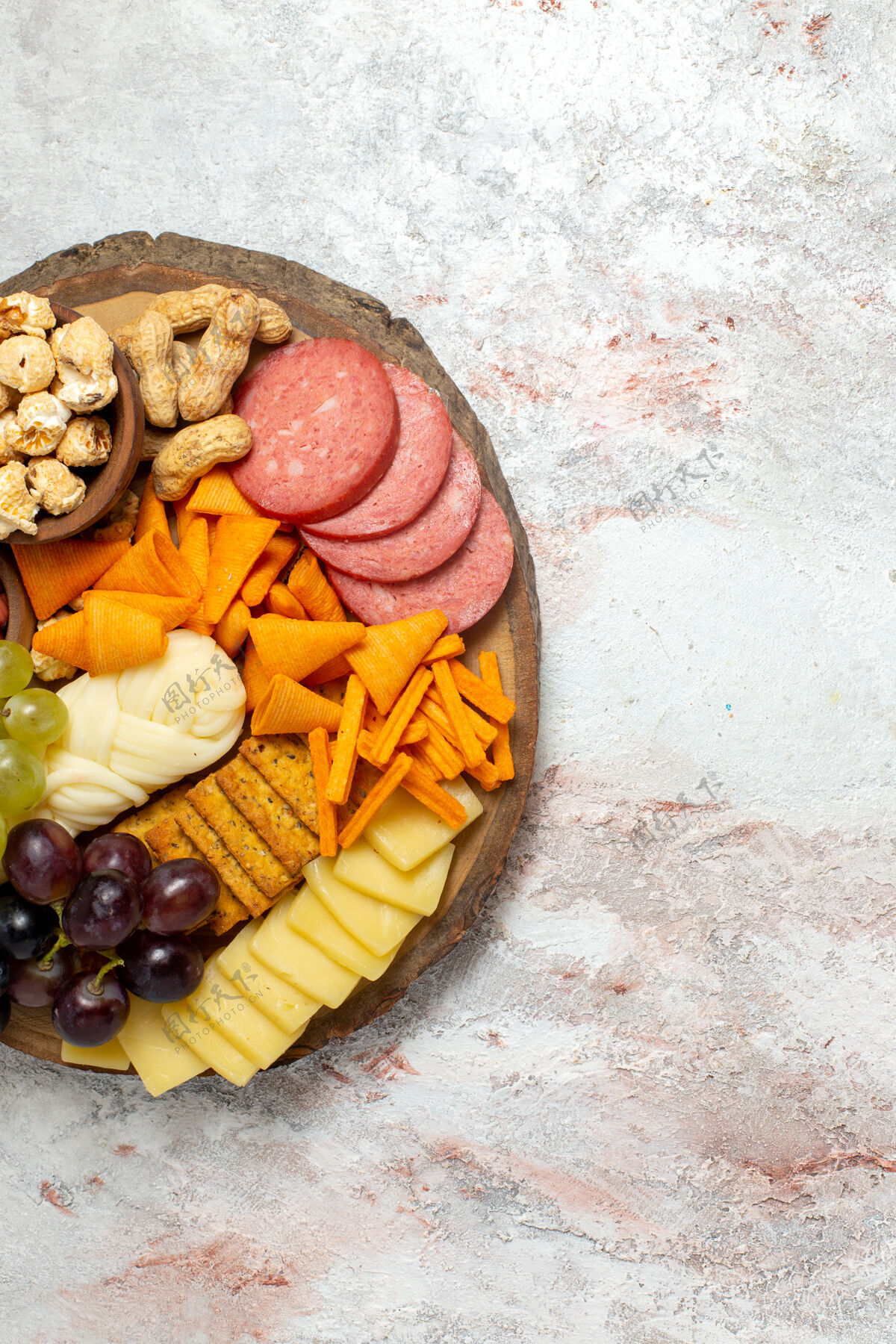 视图俯视图不同的零食坚果cips葡萄奶酪和香肠白色表面坚果零食餐食品水果蔬菜顶部零食