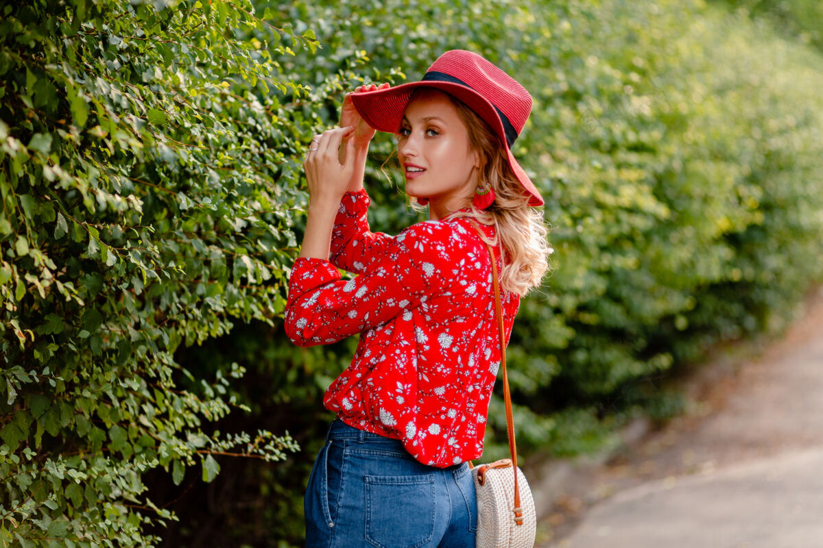 金发漂亮迷人的时尚金发微笑的女人在稻草红色帽子和衬衫夏季时尚服装女人魅力女士