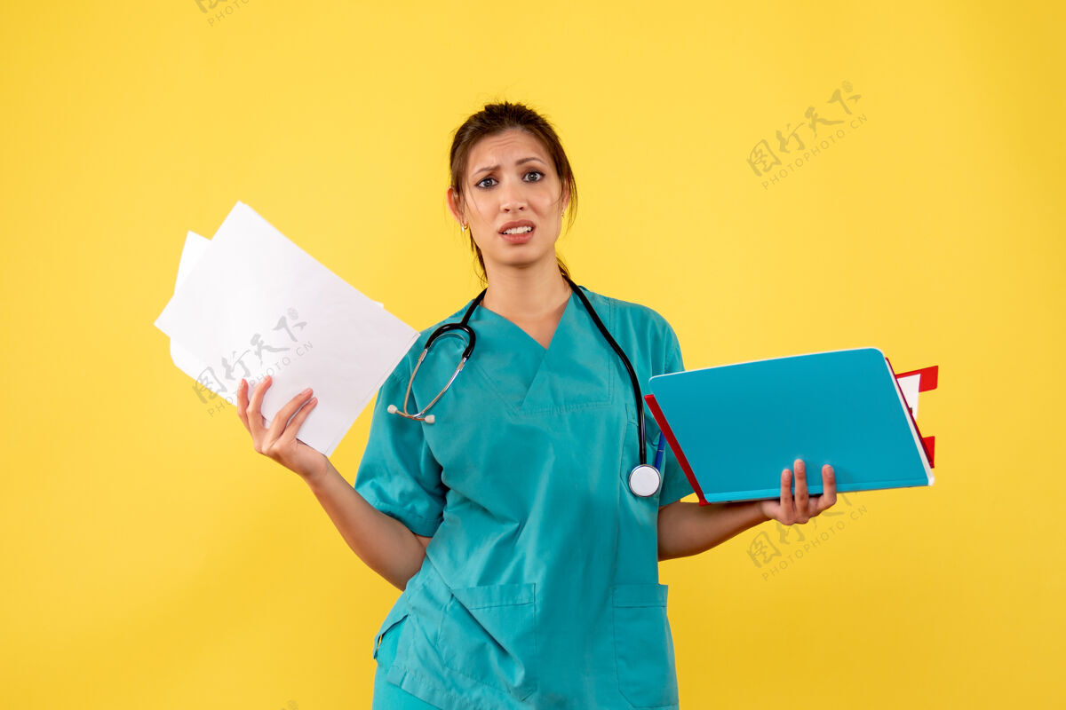 衬衫正面图黄色背景下穿着医用衬衫的女医生拿着分析健康医疗人