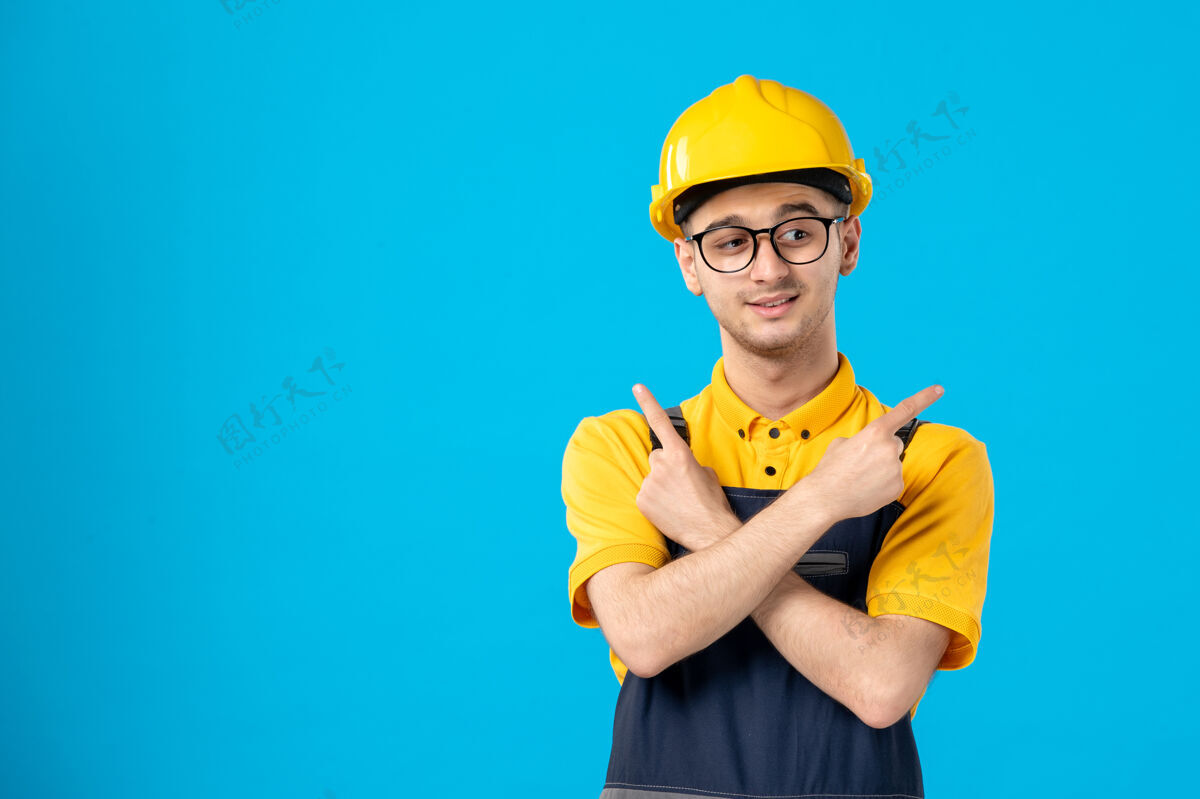 工人前视图的男性建设者制服和头盔上的蓝色表面服务工作勤杂工