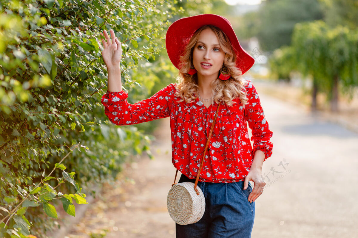 女性漂亮迷人的时尚金发微笑的女人在稻草红色帽子和衬衫夏季时尚服装帽子装束年轻