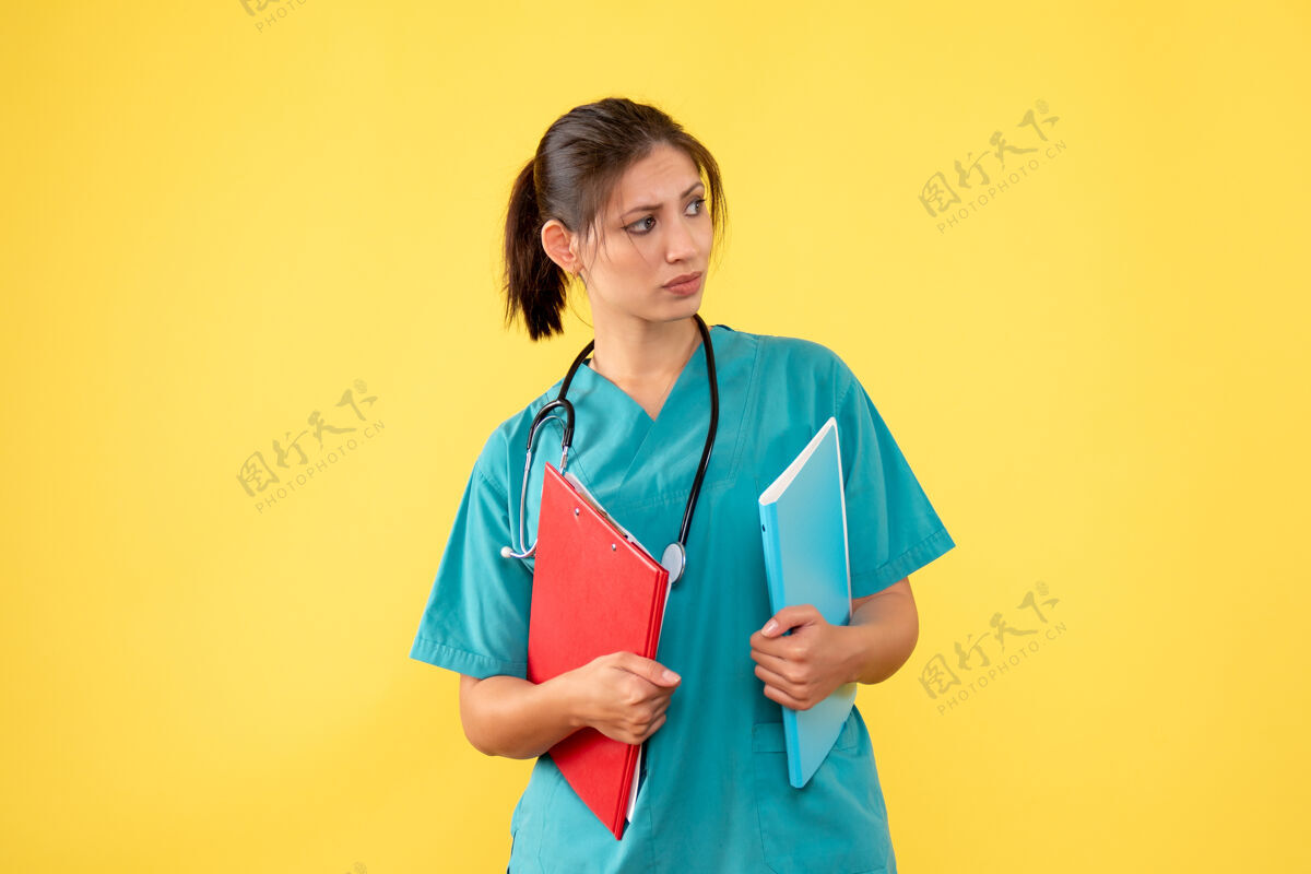 正面前视图穿着医用衬衫的女医生 黄色背景上有听诊器和注释笔记听诊器黄色