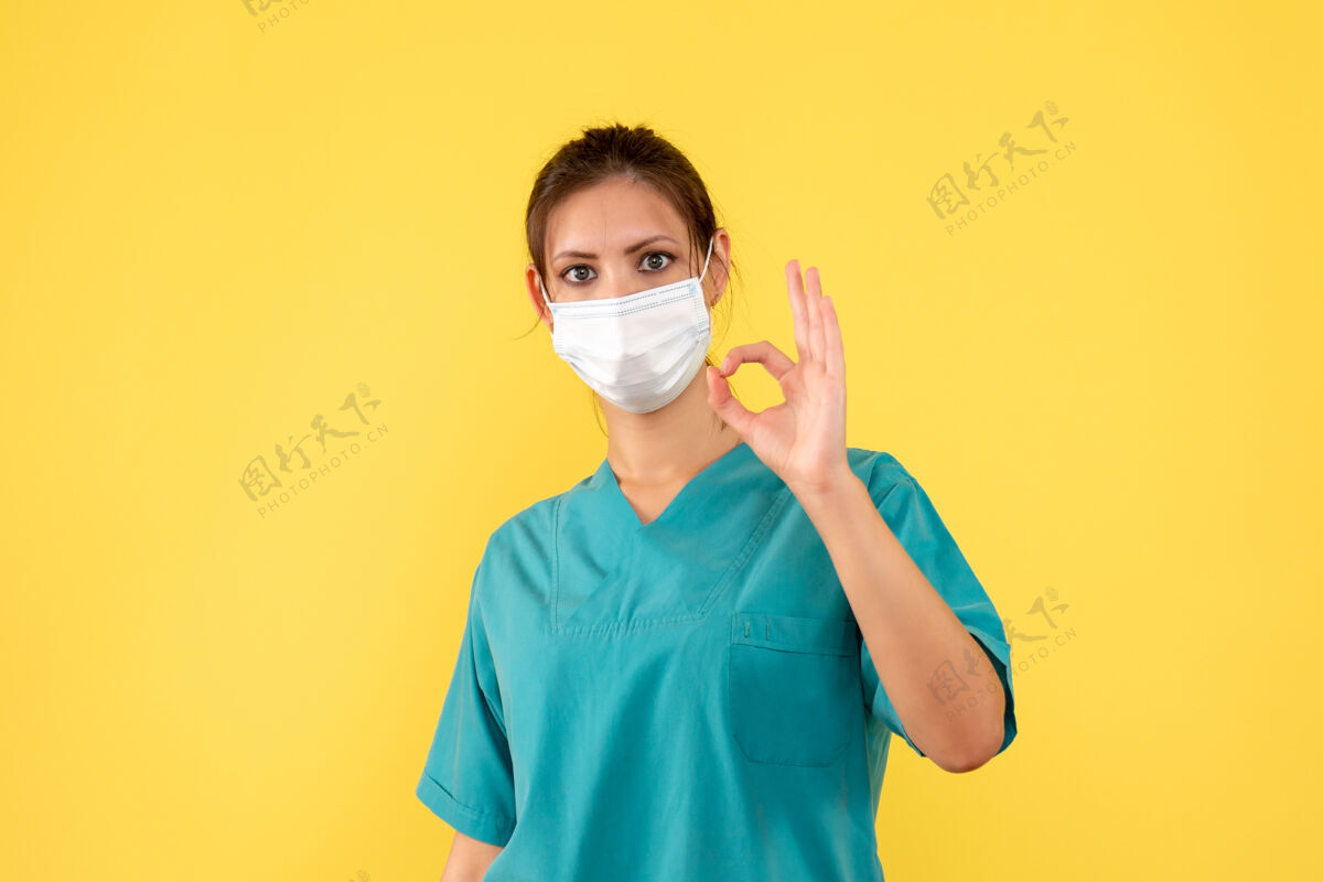 面具前视图黄色背景上穿着医用衬衫和面罩的女医生女医生流行病黄色