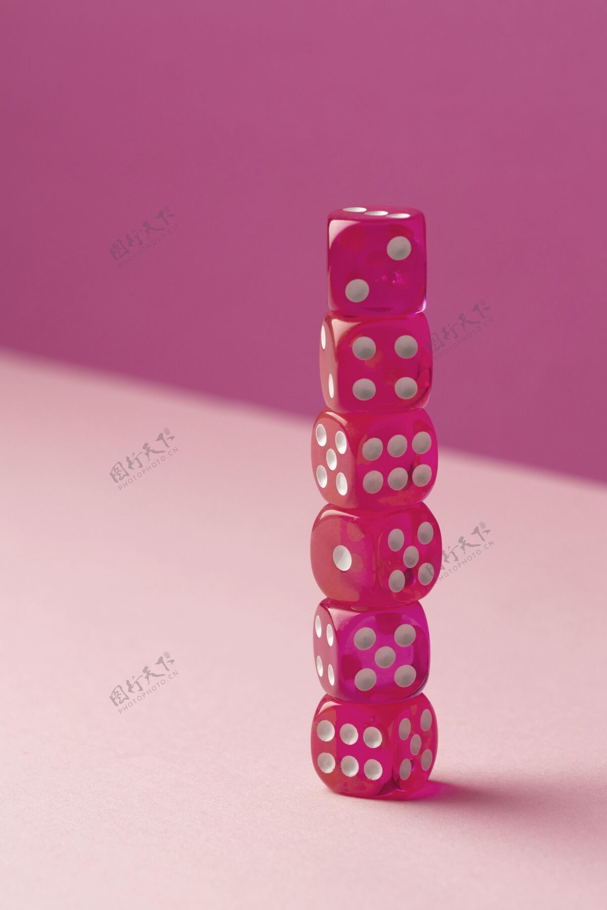 游戏粉红色背景上堆叠的粉红色骰子赌博堆栈机会