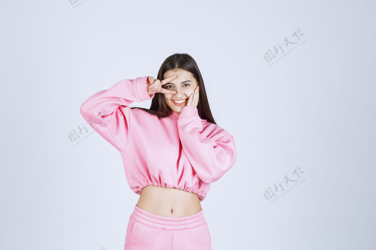 服装穿着粉色睡衣的女孩微笑着享受着什么聪明模特交易