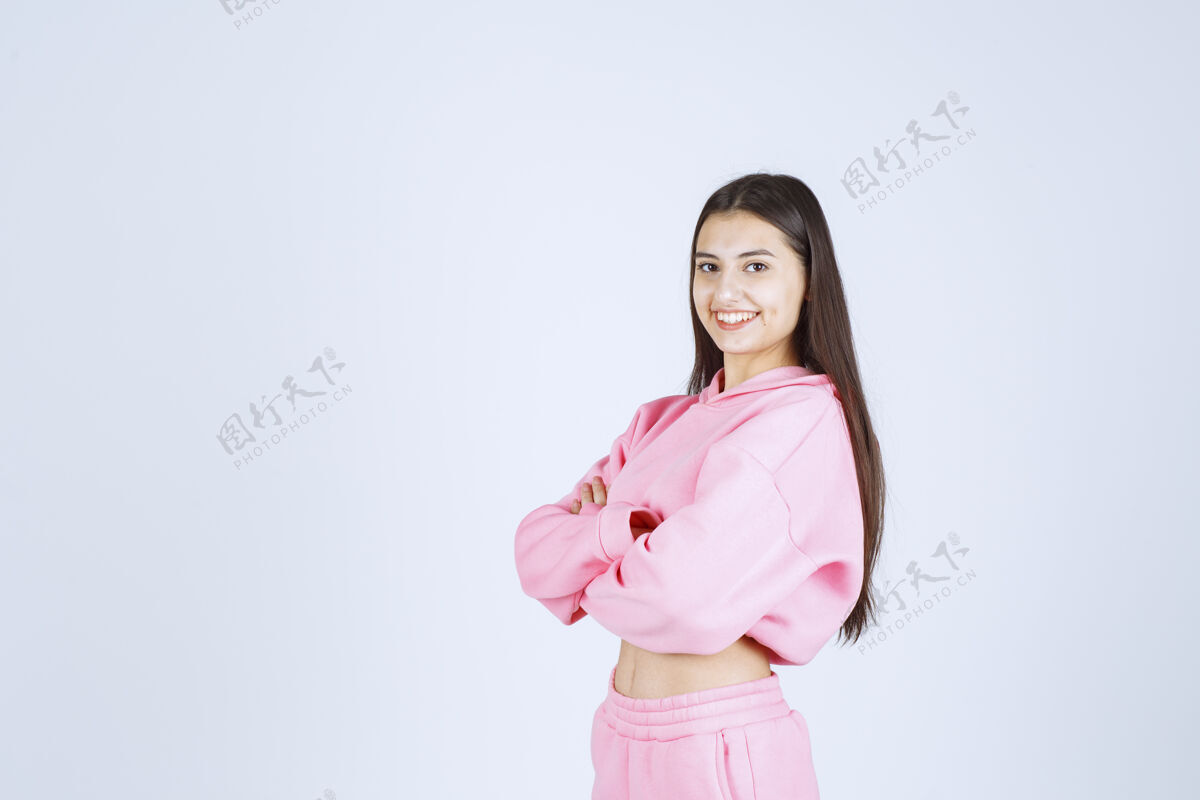 服装穿粉红色睡衣的女孩交叉双臂微笑着年轻员工晋升