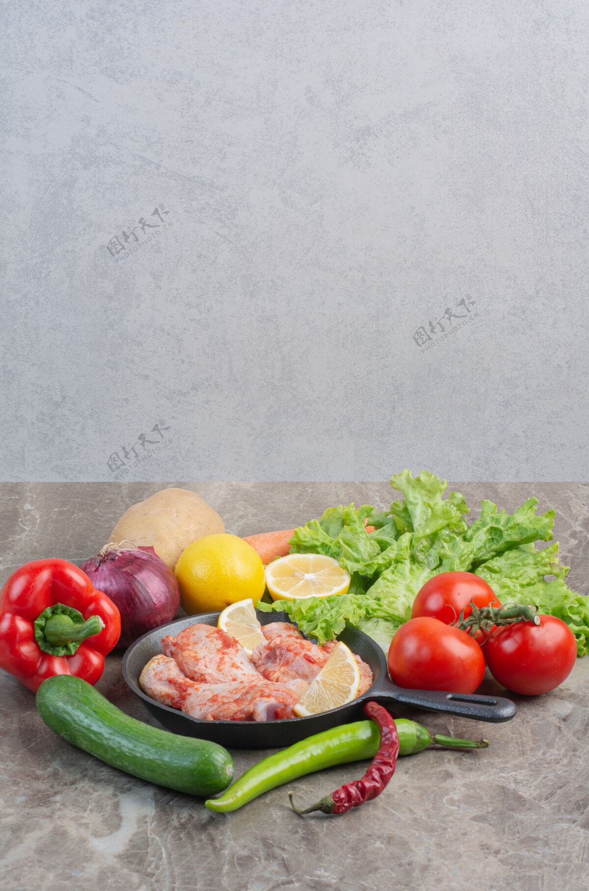 胡萝卜新鲜蔬菜和生鸡肉在大理石背景上黑一餐香料