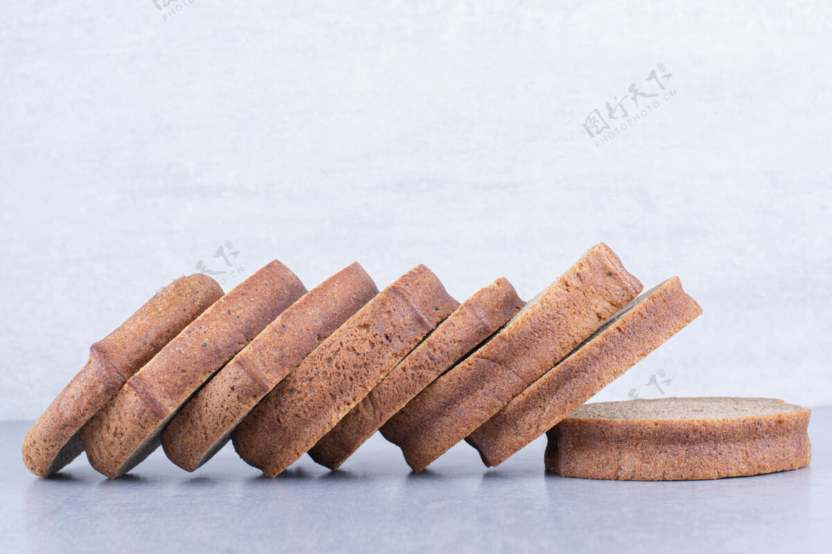 膳食黑面包片排列在大理石表面面粉面包酵母