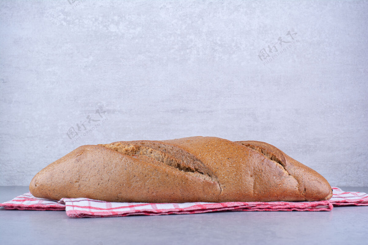 烘焙食品把面包放在大理石表面的毛巾上营养毛巾面团