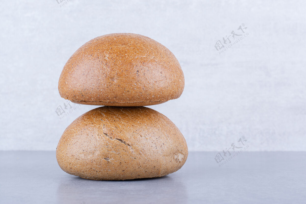 烘焙食品两个汉堡包堆在大理石表面自制馒头面包
